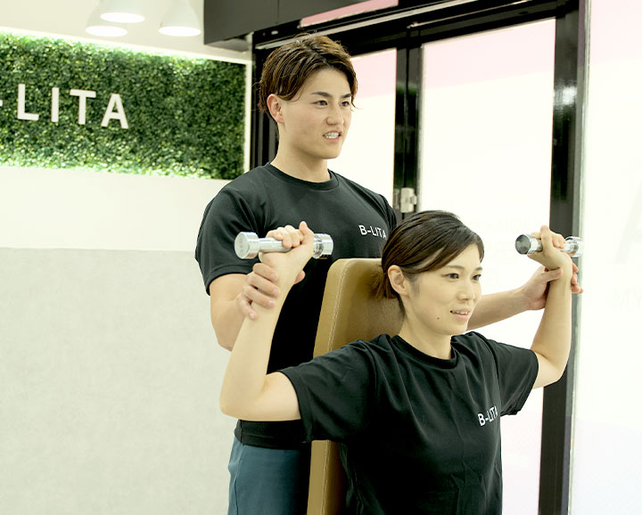 女性がウェイトトレーニングしている風景